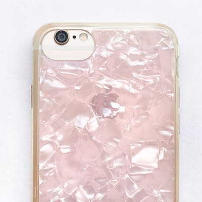 iPhoneシェルケース(ピンク)の着用イメージ