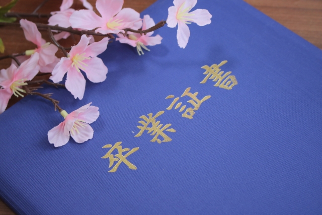 桜の花と卒業証書
