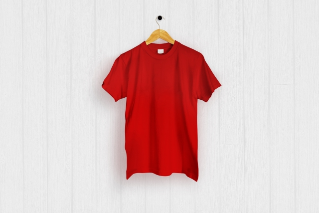 赤い半袖Tシャツ